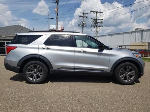 Used 2023 Ford Explorer XLT w/ Equipment Group 202A AWD/4WD image 3