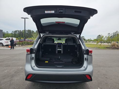 Used 2023 Toyota Highlander XLE image 14