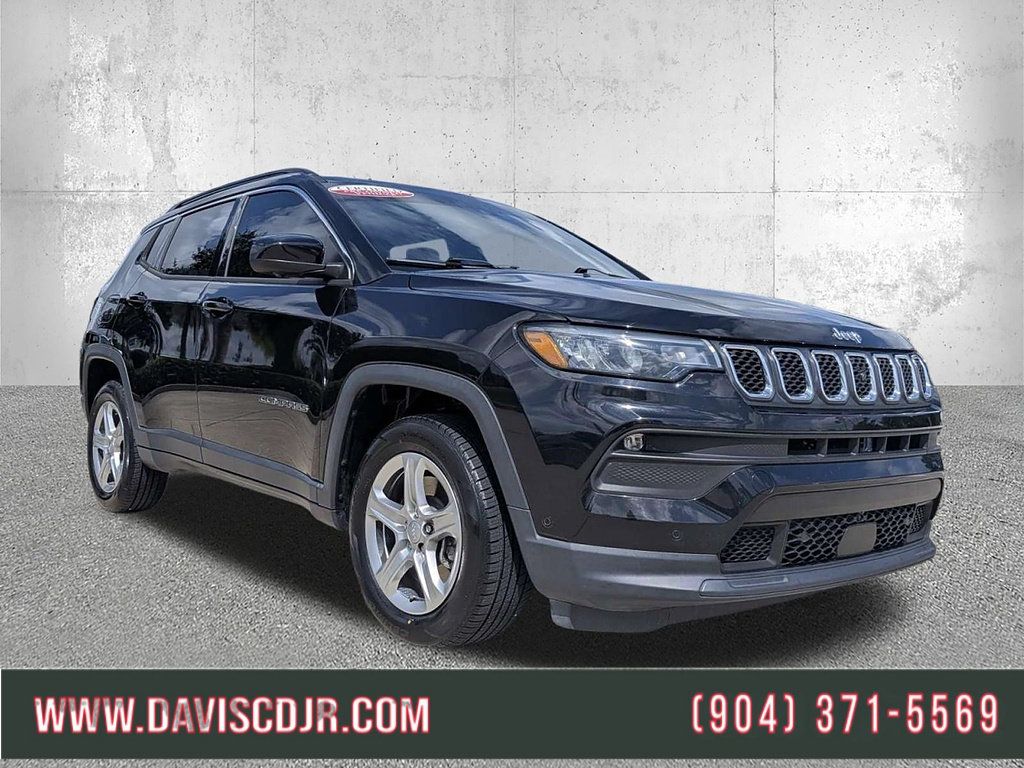 Used 2023 Jeep Compass Latitude w/ Convenience Group AWD/4WD image 1