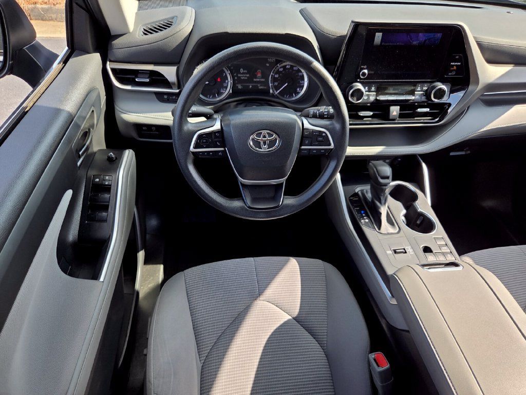 Used 2023 Toyota Highlander L FWD image 7