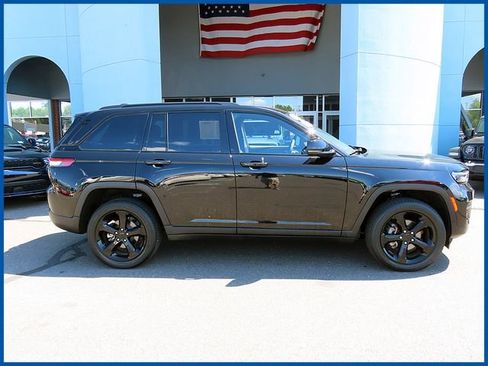 Certified 2024 Jeep Grand Cherokee Altitude AWD/4WD image 2