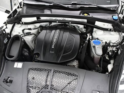 Used 2018 Porsche Macan AWD/4WD image 6