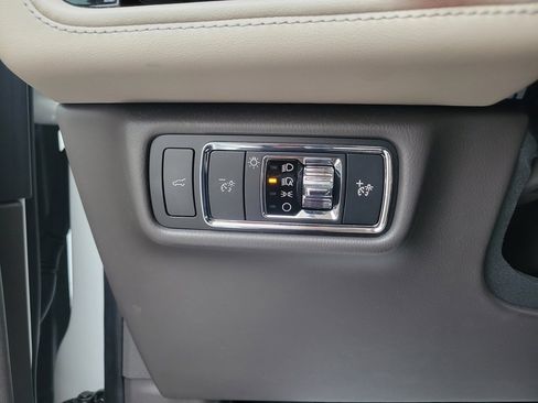 Used 2023 Lincoln Aviator AWD Standard 4dr SUV w/ Premium Package image 38