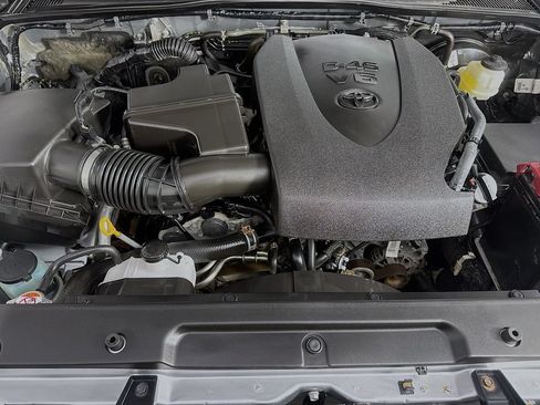 Used 2022 Toyota Tacoma SR5 AWD/4WD image 32