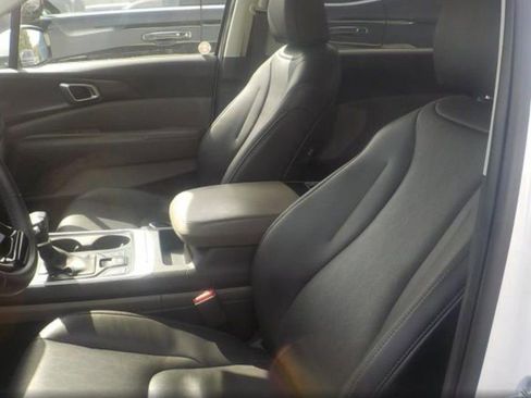 Used 2025 Kia Carnival image 7