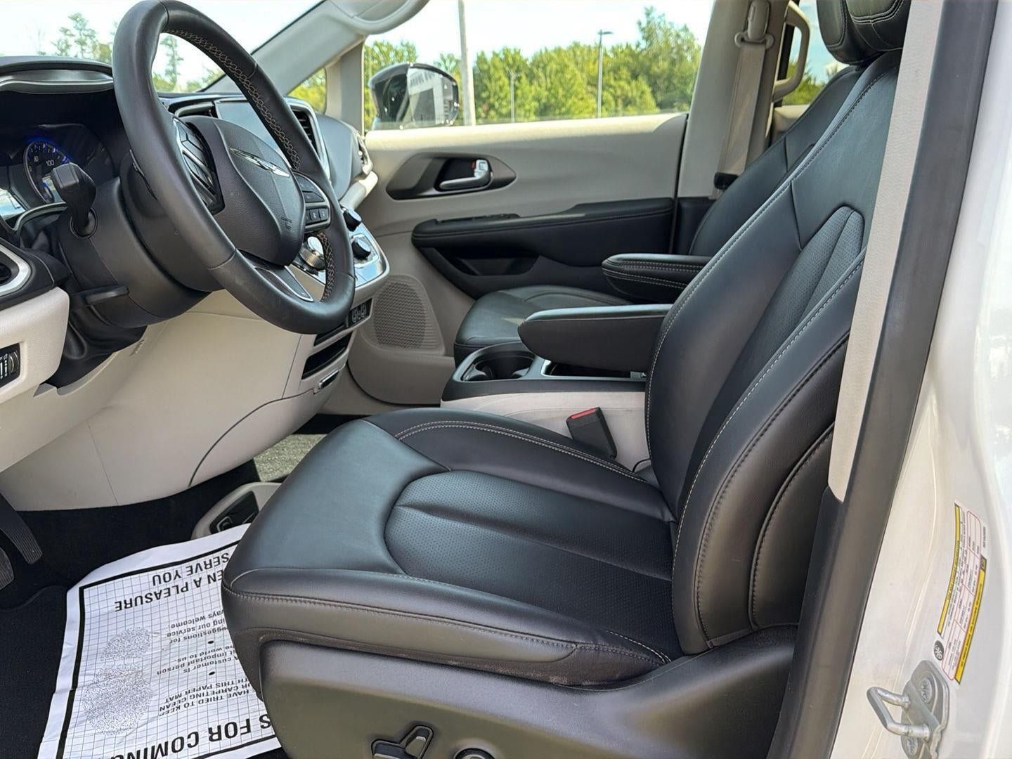 Used 2024 Chrysler Pacifica Touring-L FWD image 17