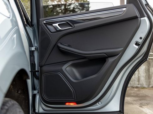 Certified 2025 Porsche Macan image 41