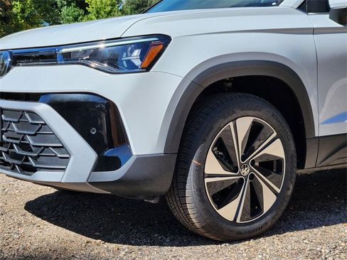 New 2025 Volkswagen Taos SE image 9