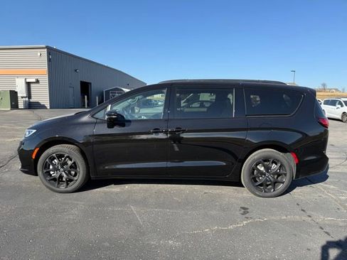 New 2026 Chrysler Pacifica Limited w/ S Appearance Package image 3