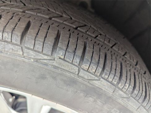 Used 2020 Buick Enclave Premium w/ Sun and Sites Package image 11