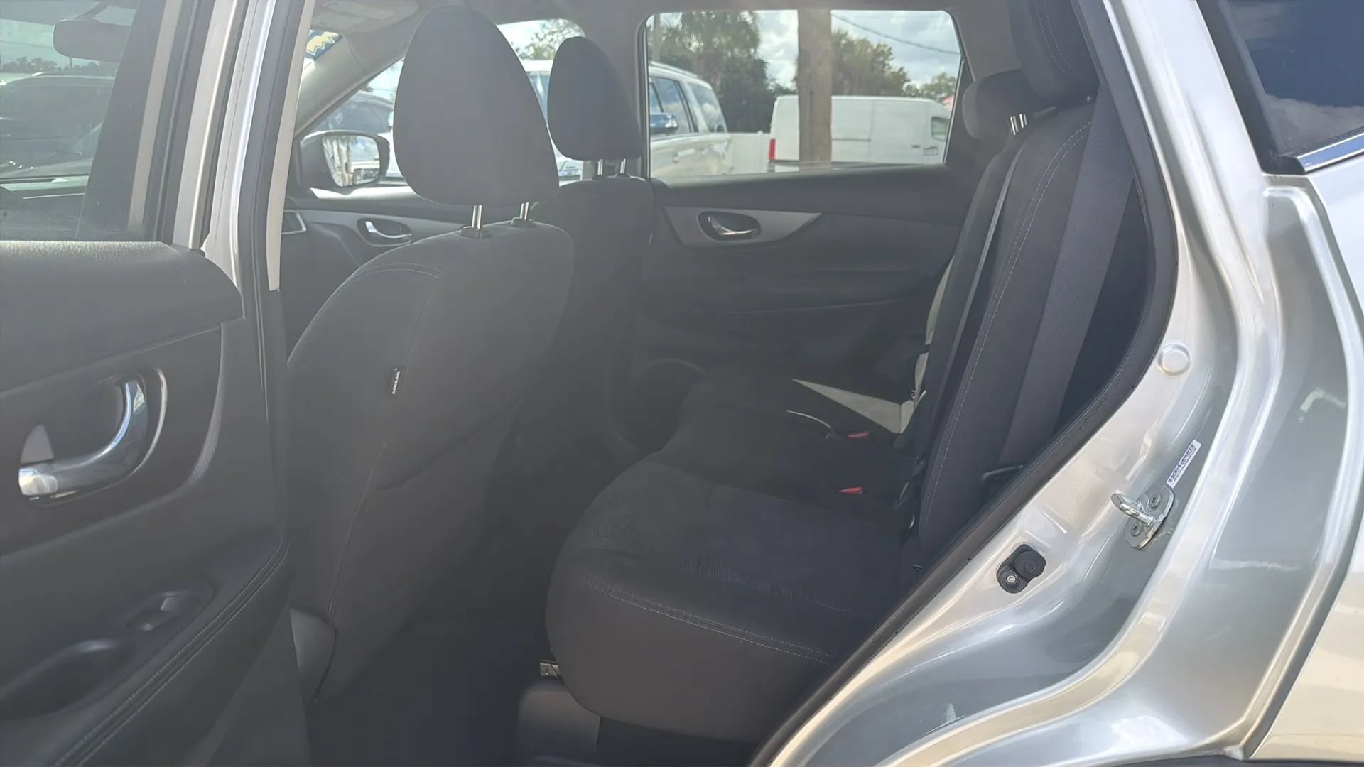 Used 2015 Nissan Rogue SV w/ SV Premium Package FWD image 17