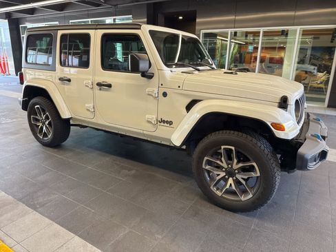 Used 2024 Jeep Wrangler Unlimited AWD/4WD image 9
