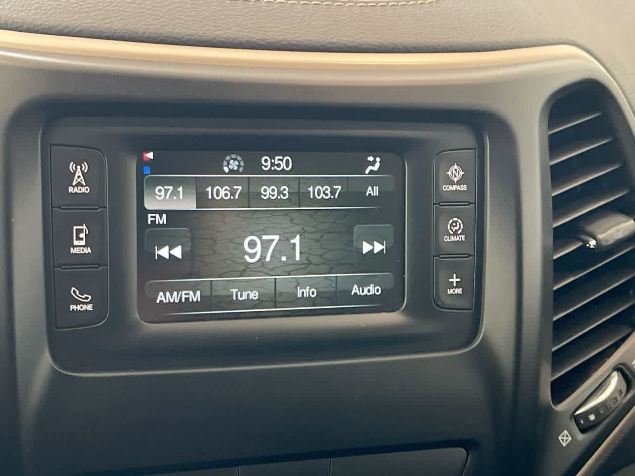 Used 2017 Jeep Cherokee Latitude w/ Comfort & Sound Group AWD/4WD image 16