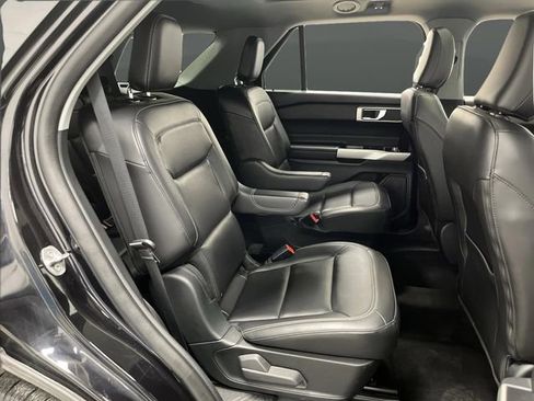Used 2022 Ford Explorer XLT image 32