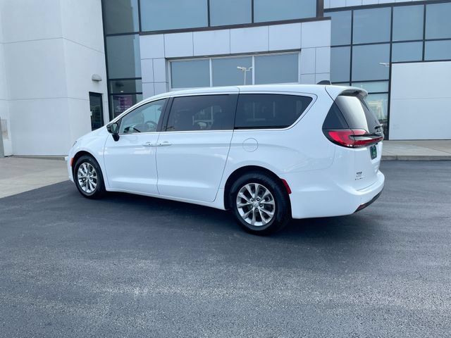 Used 2026 Chrysler Pacifica Limited FWD image 3