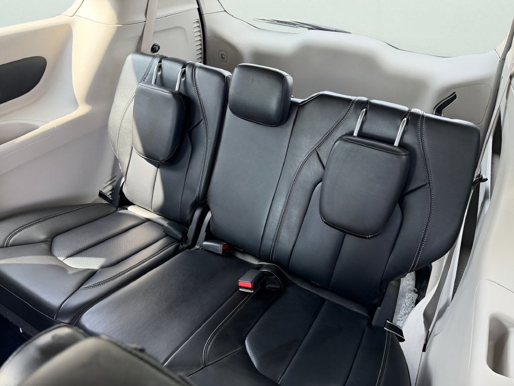 Used 2023 Chrysler Pacifica Touring-L FWD image 13