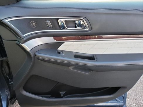 Used 2017 Ford Explorer Platinum image 20