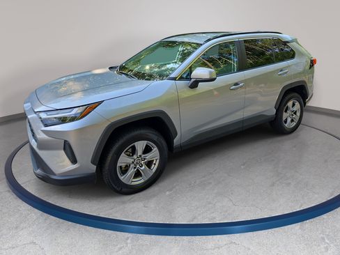 Used 2022 Toyota RAV4 XLE AWD/4WD image 1