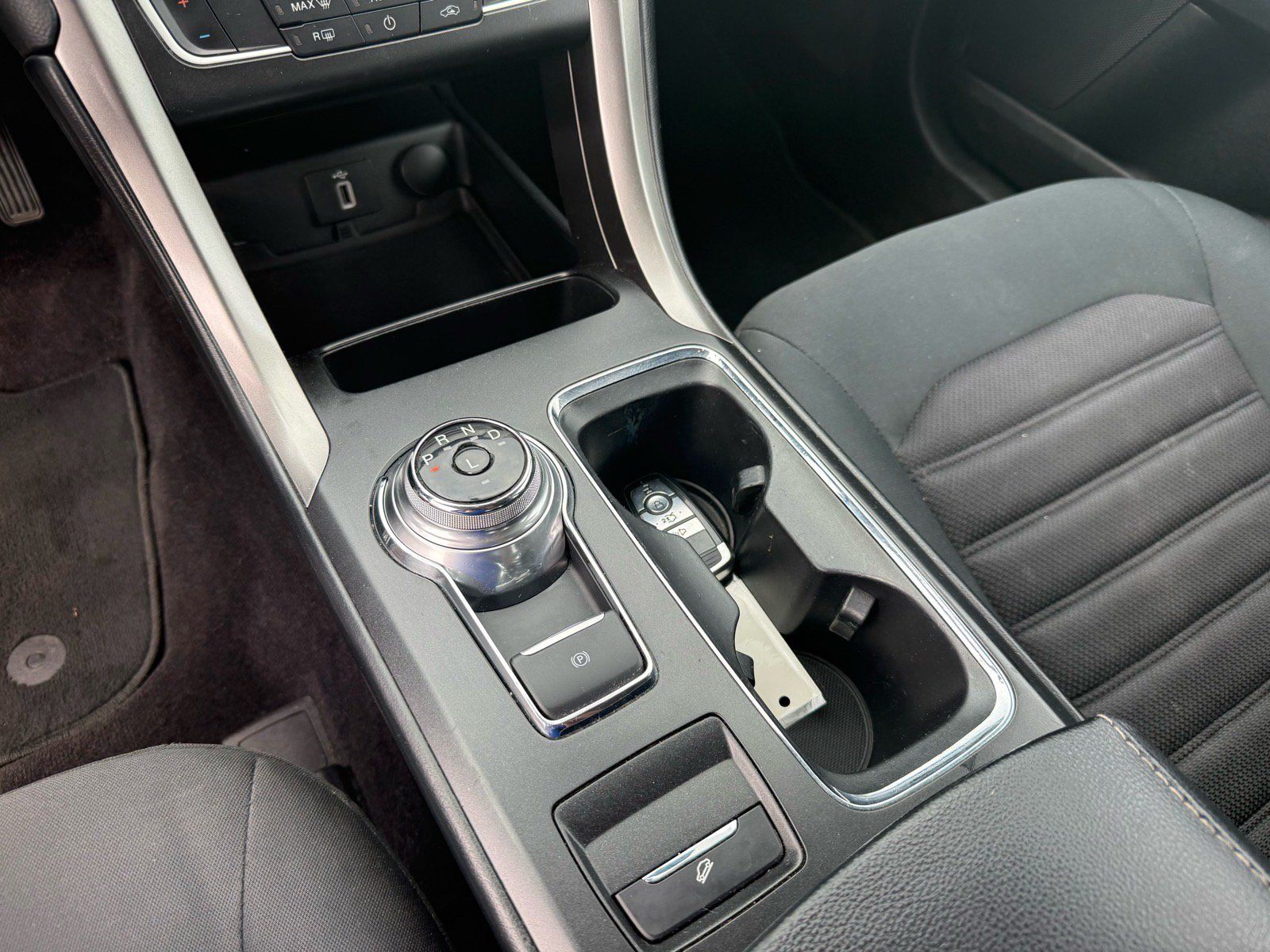 Used 2017 Ford Fusion SE w/ Fusion SE Technology Package FWD image 13