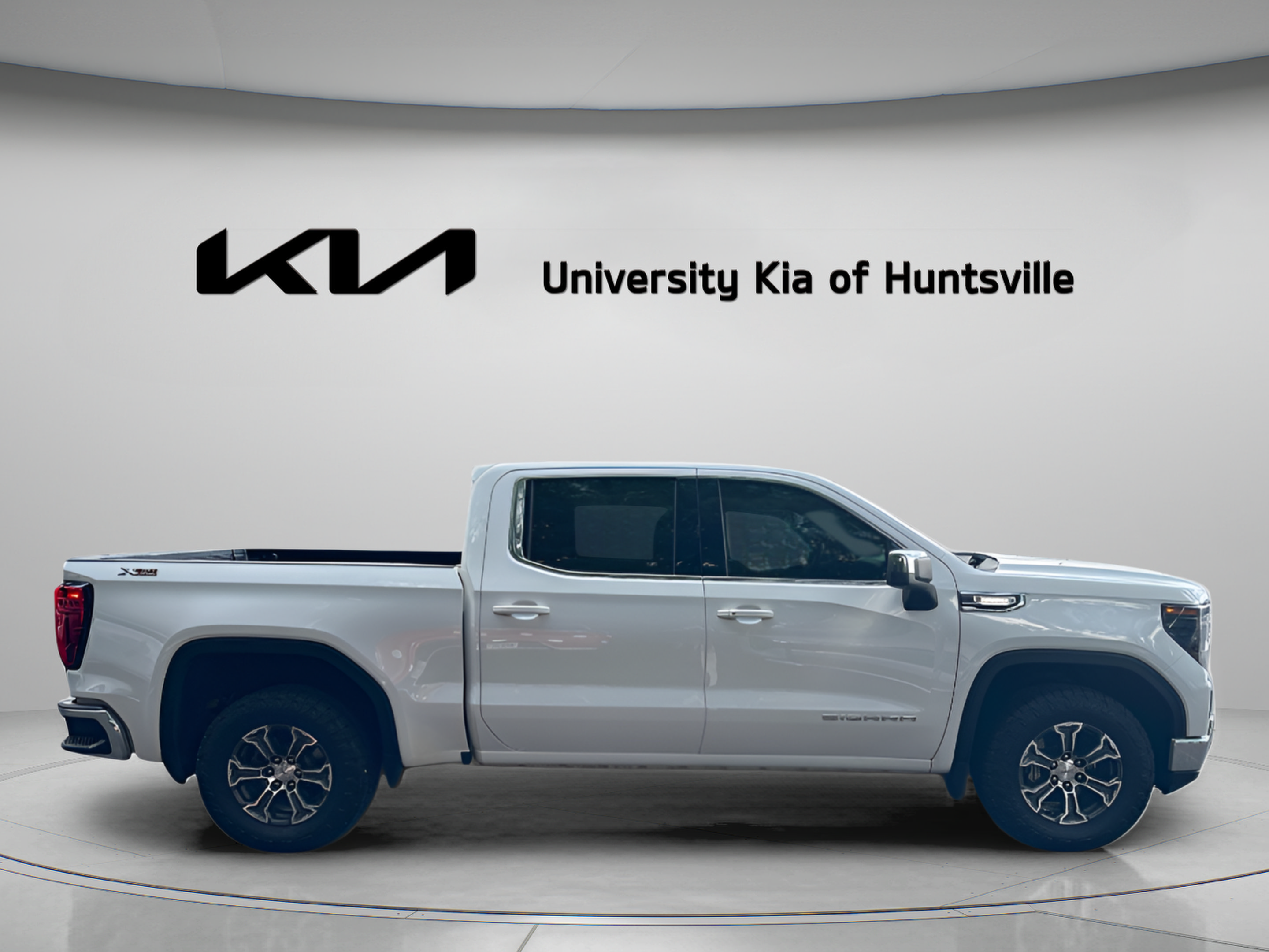 Used 2024 GMC Sierra 1500 SLE w/ Preferred Package AWD/4WD image 9