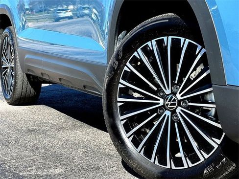 Certified 2025 Volkswagen Taos SE image 2