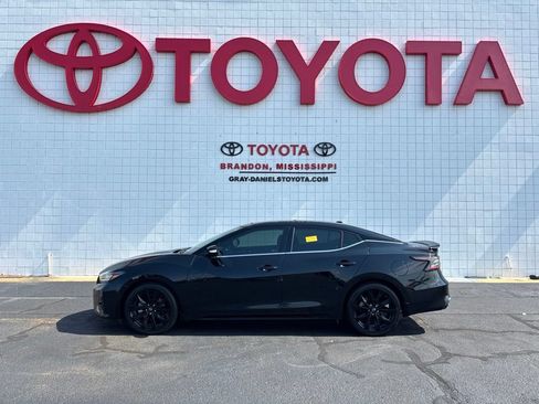 Used 2023 Nissan Maxima SR w/ Sport Mat Group FWD image 5