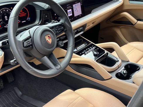 Used 2026 Porsche Cayenne AWD/4WD image 4