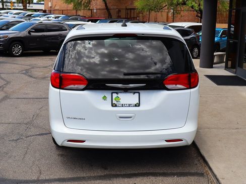 Used 2022 Chrysler Voyager LX FWD image 10