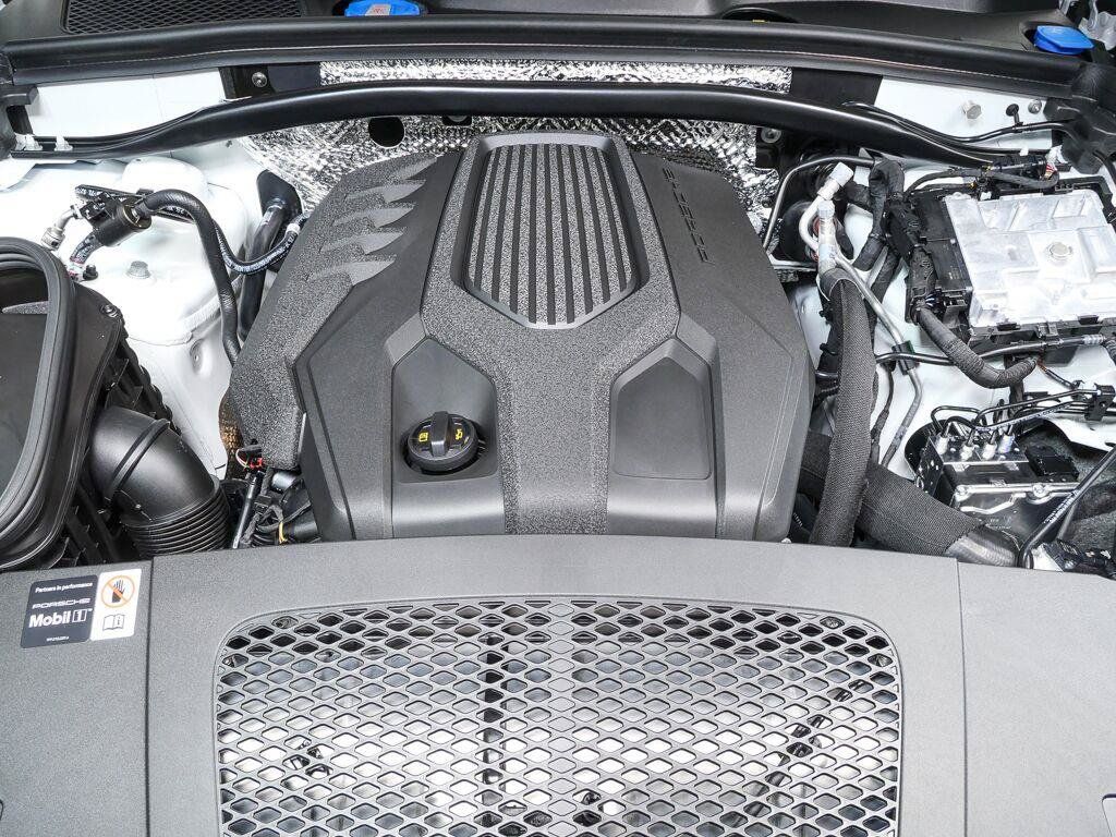 Certified 2026 Porsche Macan AWD/4WD image 35