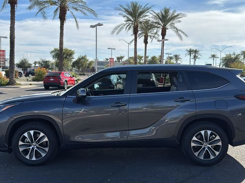 Certified 2024 Toyota Highlander XLE image 4