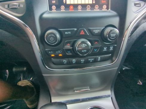 Used 2020 Jeep Grand Cherokee Laredo AWD/4WD image 13