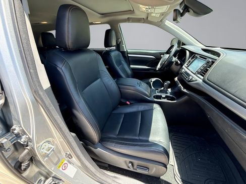 Used 2018 Toyota Highlander XLE FWD image 16