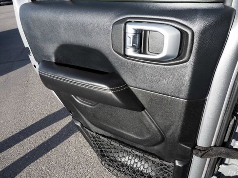 Used 2018 Jeep Wrangler Unlimited Sahara image 15