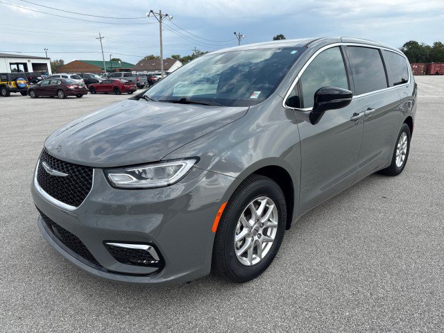Used 2025 Chrysler Pacifica Select FWD image 7