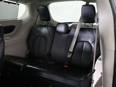 Used 2022 Chrysler Pacifica Touring-L image 29