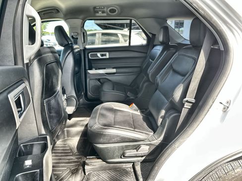 Used 2020 Ford Explorer XLT w/ Equipment Group 202A RWD image 4