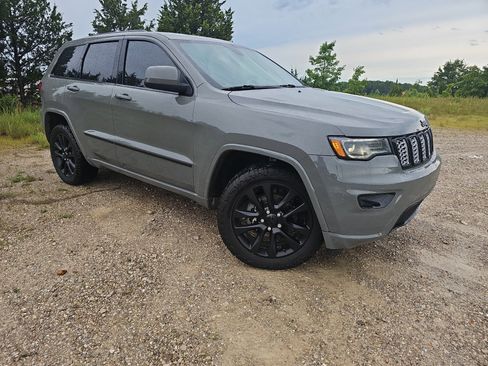 Used 2020 Jeep Grand Cherokee Altitude AWD/4WD image 2