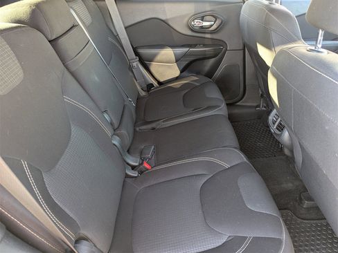 Used 2016 Jeep Cherokee Latitude w/ Cold Weather Group image 16