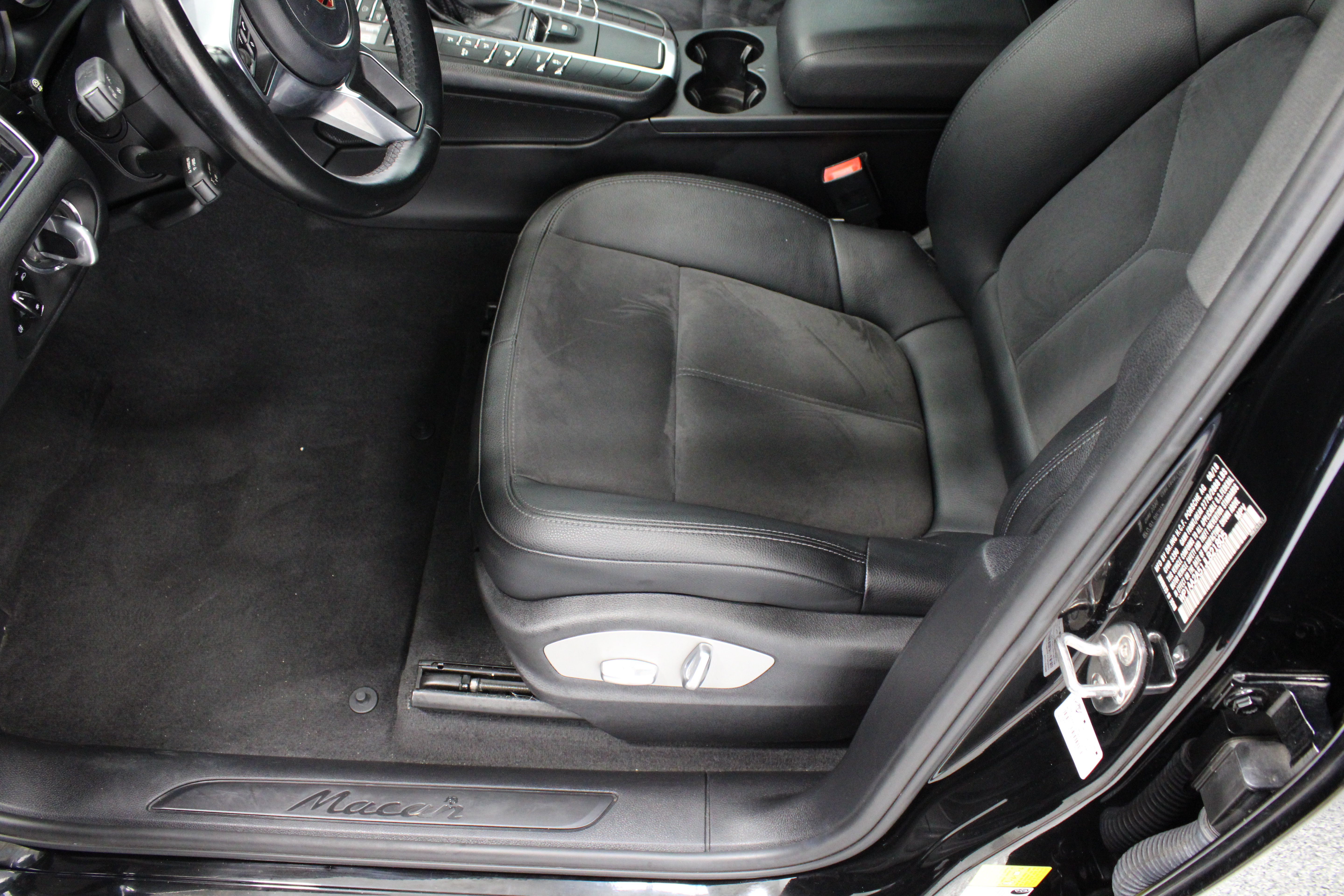 Used 2018 Porsche Macan Sport Edition AWD/4WD image 15
