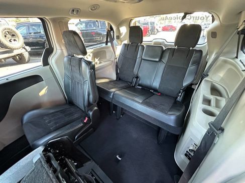 Used 2015 Chrysler Town & Country Limited image 18