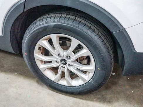 Certified 2022 Kia Telluride LX image 9