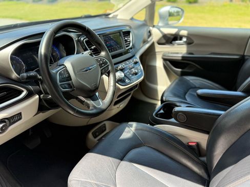 Used 2020 Chrysler Pacifica Touring-L FWD image 20