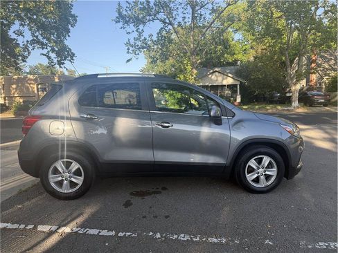 Used 2019 Chevrolet Trax LT w/ LT Convenience Package FWD image 8