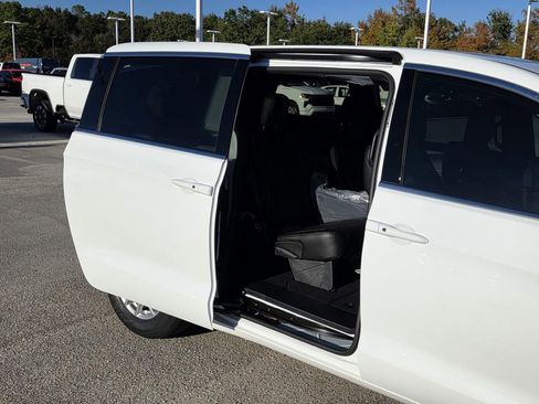 New 2026 Chrysler Pacifica Select FWD image 16