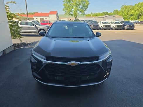 Used 2025 Chevrolet Trax LT w/ LT Convenience Package FWD image 3