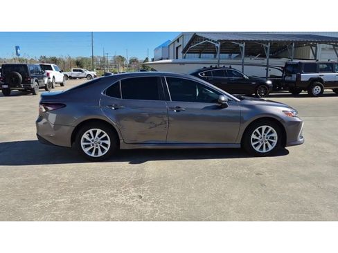 Used 2022 Toyota Camry LE image 8