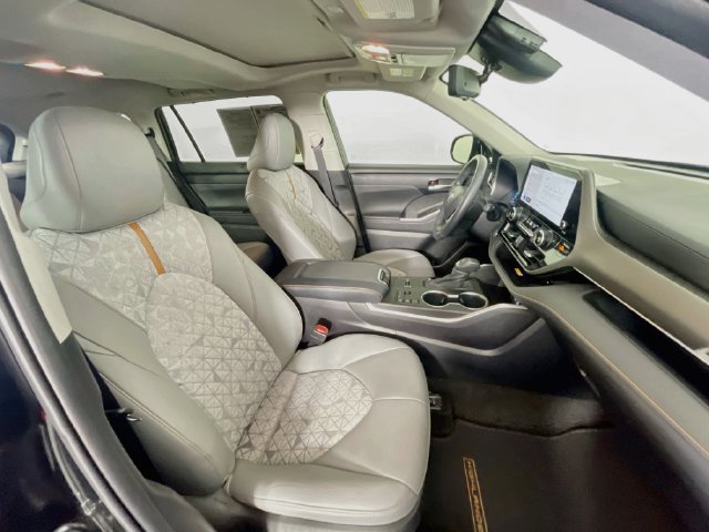 Used 2023 Toyota Highlander Bronze Edition FWD image 30