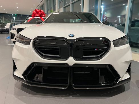 Used 2026 BMW M5 Sedan w/ Carbon Package image 3