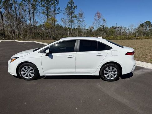 Used 2025 Toyota Corolla LE image 2
