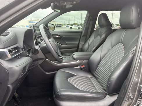 Used 2021 Toyota Highlander XSE FWD image 9